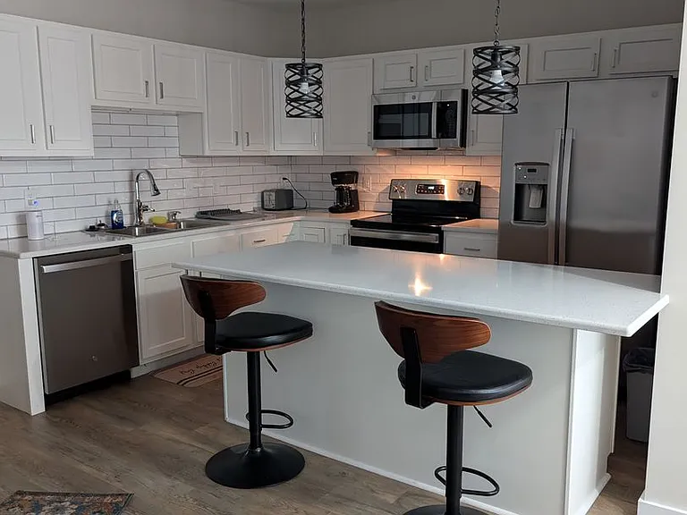 950 S Hebron Ave — Photo 4