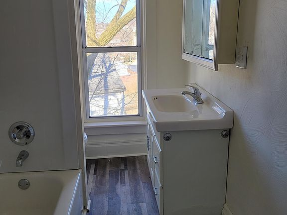 5th image of 327 Pitcairn Ave