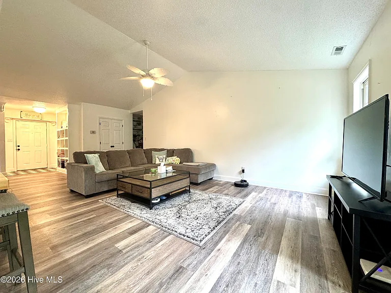 502 Worth Dr — Photo 5