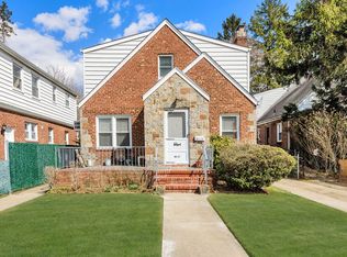 8027 Surrey Pl, Jamaica, NY 11432