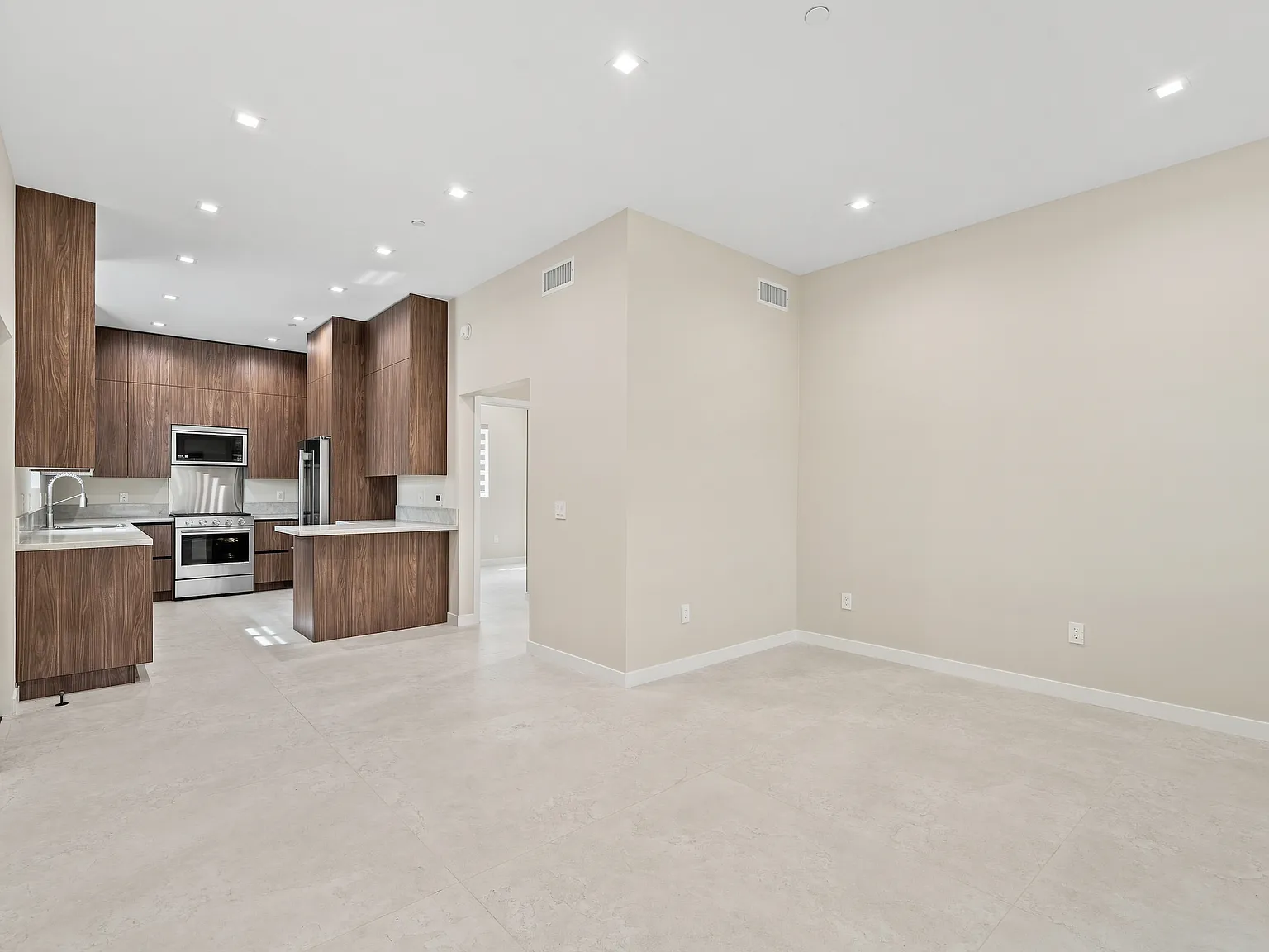1 bed, 645 sqft, $3,300 — Photo 2