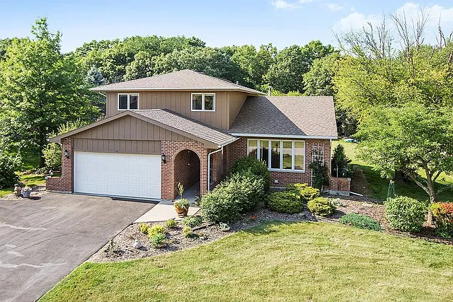 2526 E Priscilla Ln photo 1