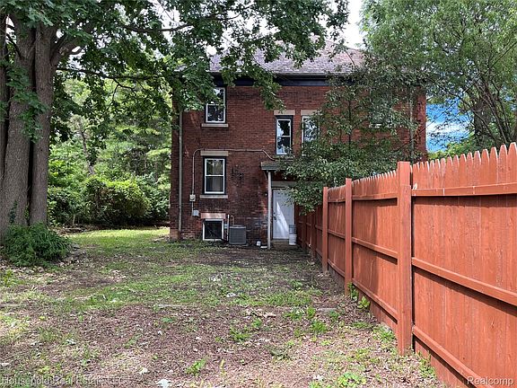 3rd image of 4440 Commonwealth St