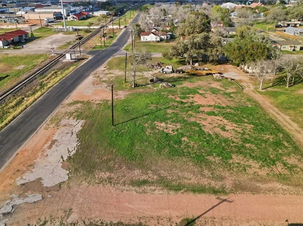 S South Street E Schleicher St, Yoakum, TX 77995