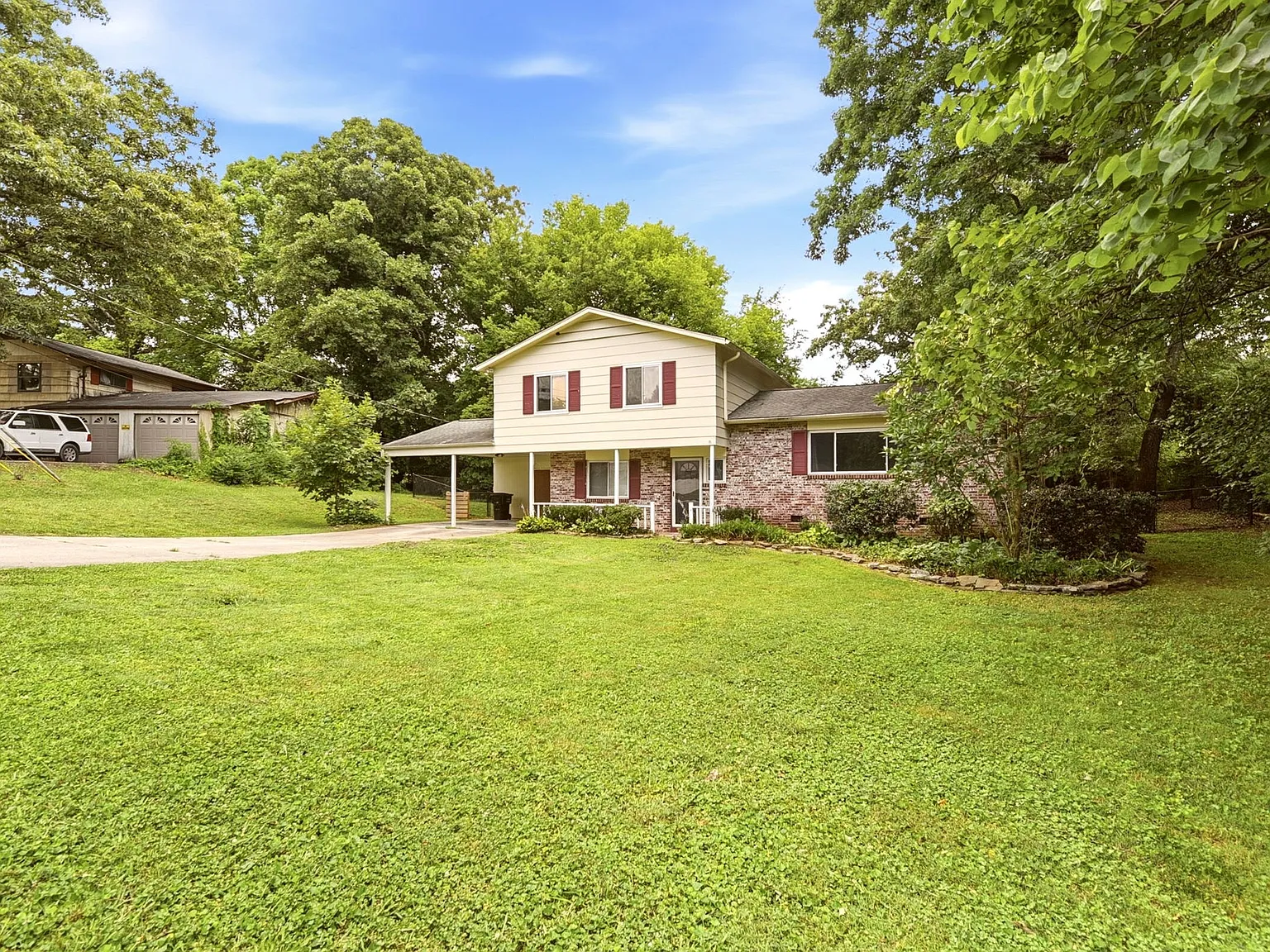 3 bed, 2.5 bath, 1700 sqft, $2,400 — Photo 3