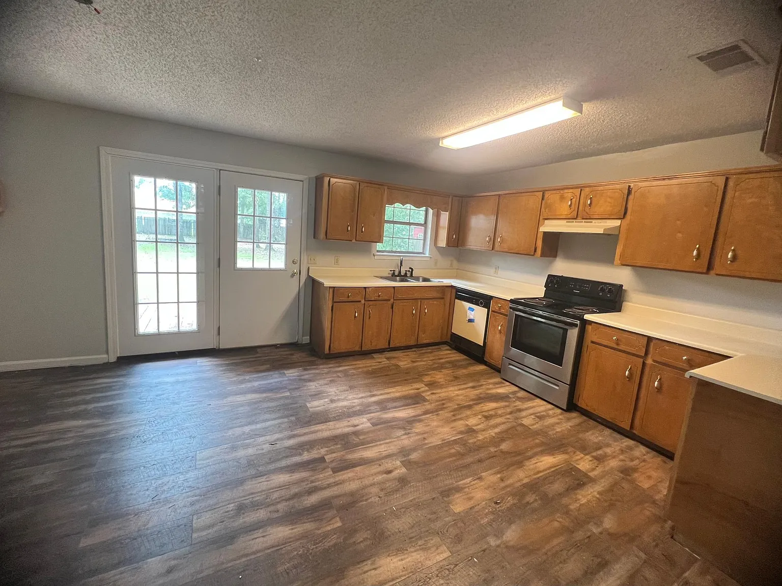 4 bed, 1332 sqft, $1,850 — Photo 2