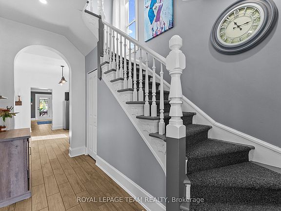 5th image of 729 Raglan St S
