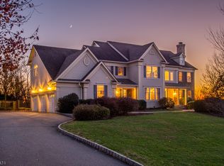 2 Sunshine Ln, Livingston, NJ