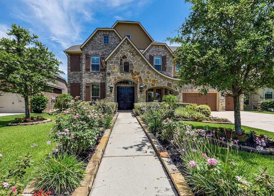 Welcome home to 9611 Blackberry Terrace Drive, a stunning Ryland "Fortissimo II" floorplan in the gated Northlake section of Gleannloch Farms.
