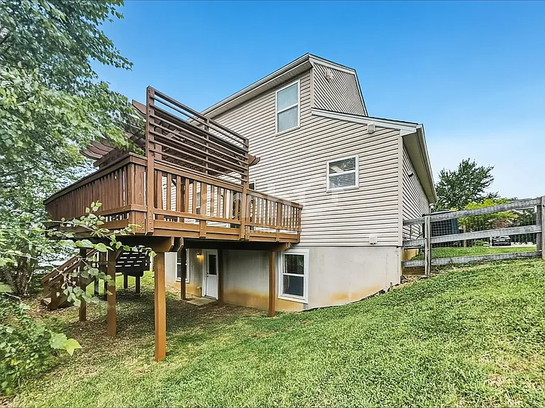 2044 Woodmere Dr — Photo 17