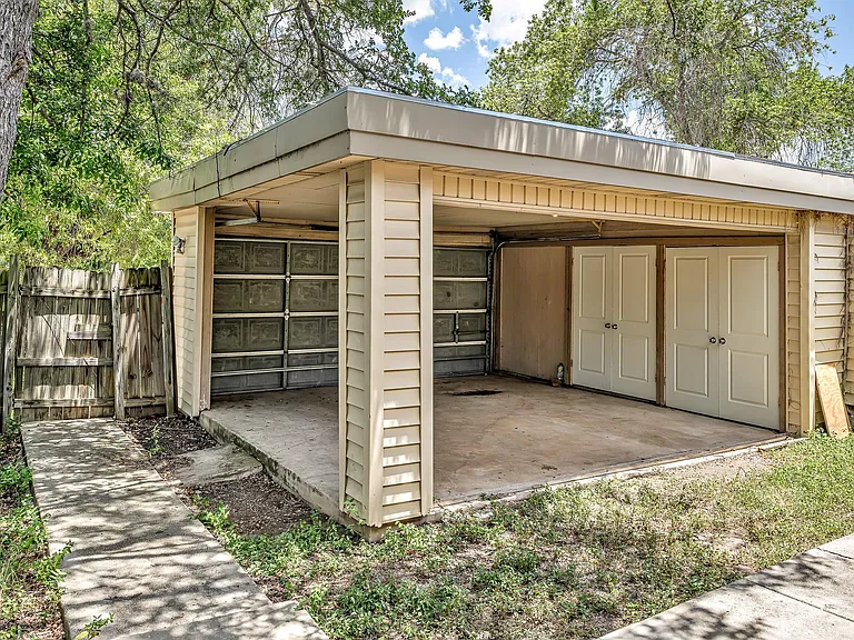 1325 Bayou Dr — Photo 2