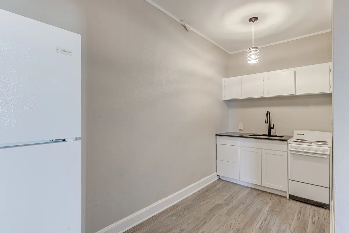 Building Photo - 1215 Hillsborough St #D
