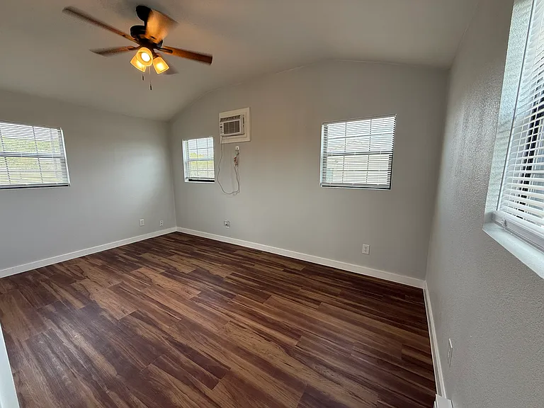 1007 Fox Ln — Photo 6