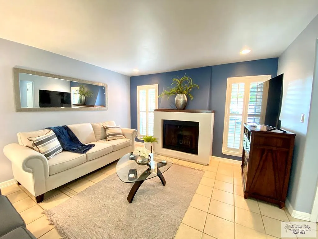 Building Photo - 4601 Carmen Ave #1604