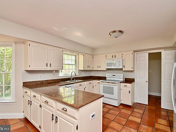 5th image of 4405 Eaton Pl