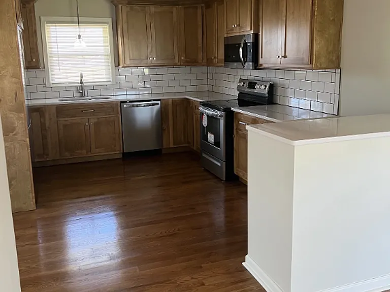 705 Hampton Dr — Photo 16