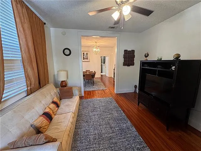 2 bed, 1.0 bath, 1051 sqft, $1,700 — Photo 2