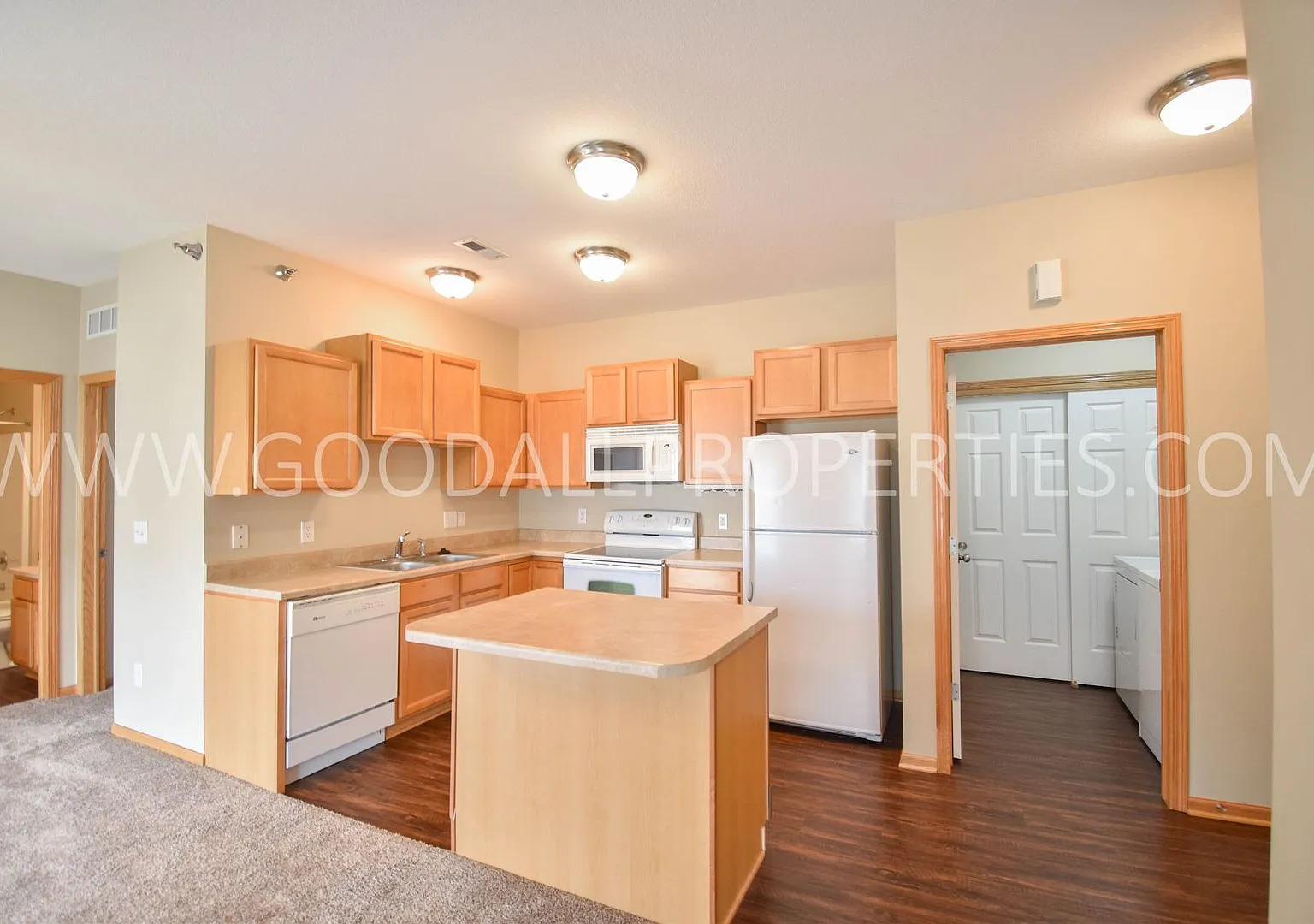 Welcome to this affordable 2-Bedroom, 2-Bath Condo in Johnston with Detached 1-Car Garage. — Photo 2