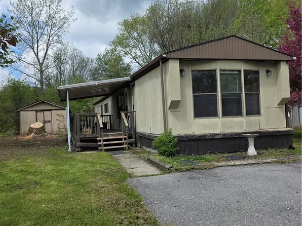 221 Crabapple Dr, Canandaigua, NY 14424