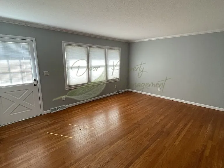805 SW Lea Dr — Photo 2