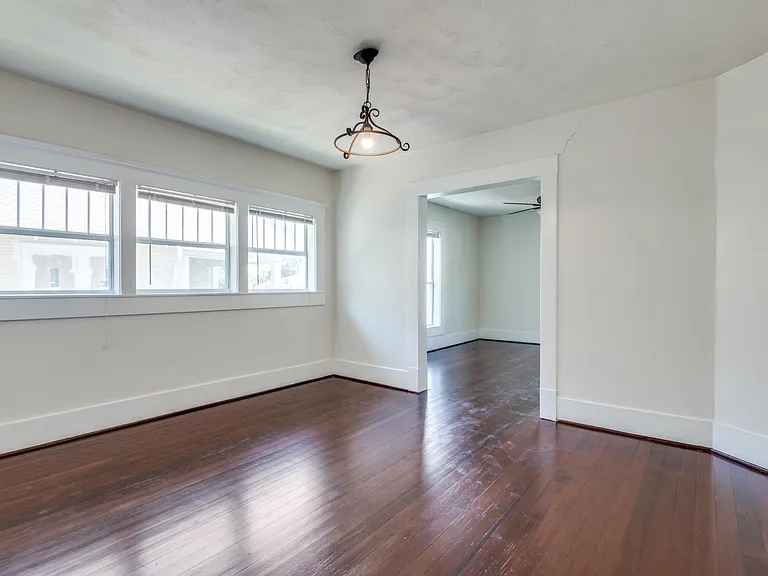 210 E Standifer St — Photo 11