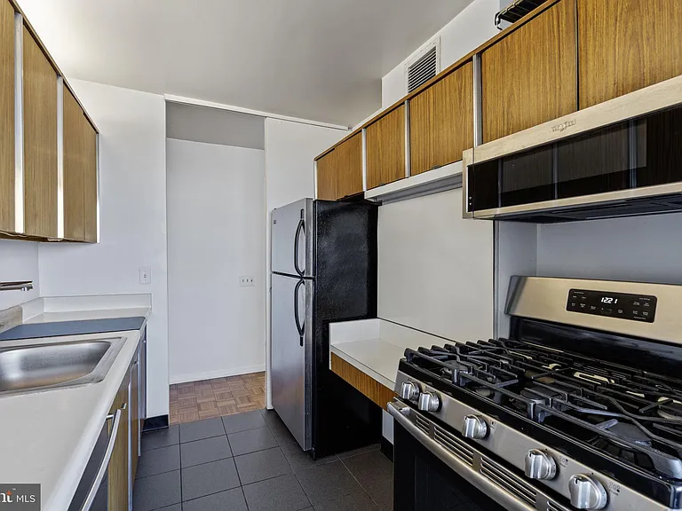 4000 N Charles St #905 — Photo 6