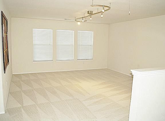 4th image of 905 Sussex Dr