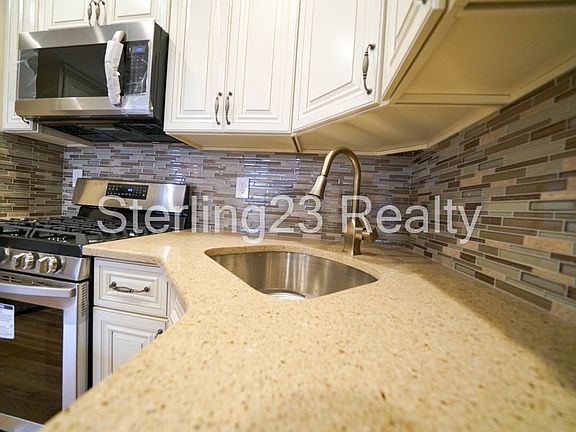 2nd image of 21-22 Hoyt Ave S #2B