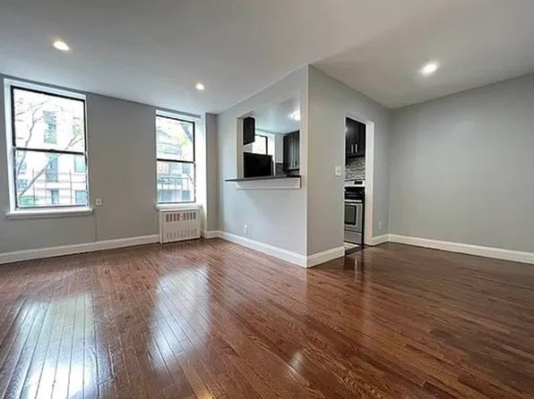 926 Bronx Park South image 1 of 8