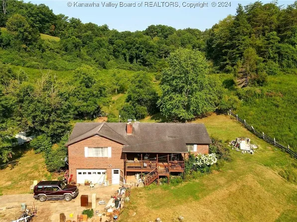 1371 Kellys Creek Rd, Hurricane, WV 25526