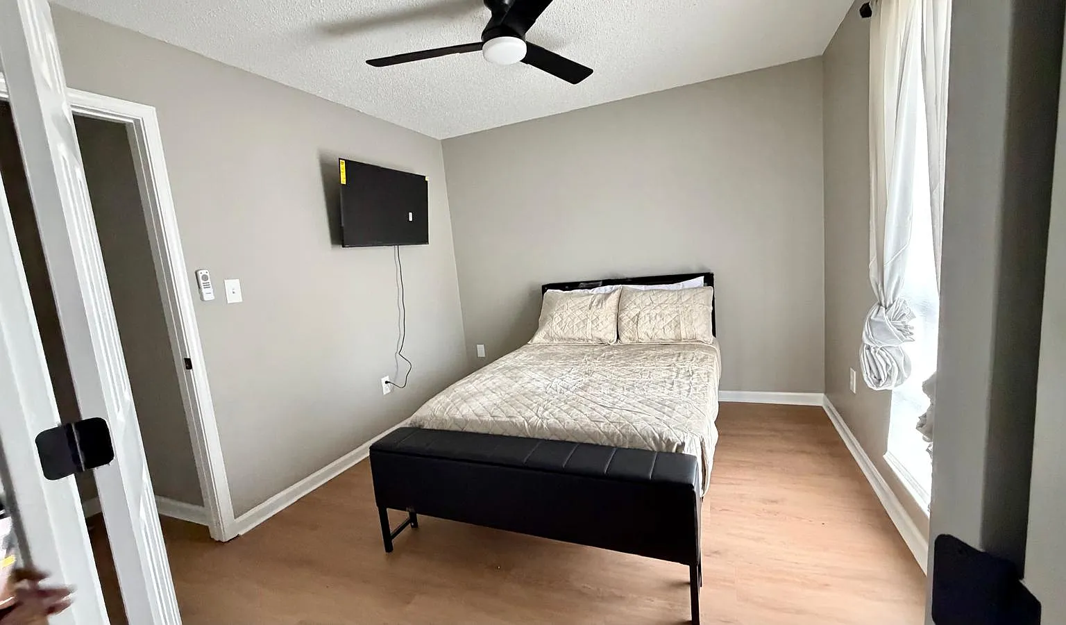 3 bed, 1400 sqft, $5,995 — Photo 1