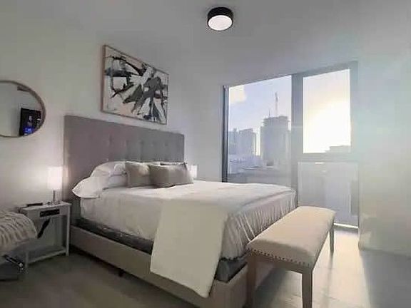 4th image of 505 W 7th St #Id1256834p