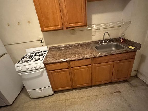 3rd image of 9 Myrtle St APT 3