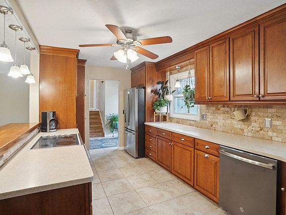 5th image of 615 5th Avenue Dr W