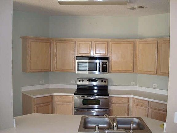 4th image of 2900 Hawthorne Ln