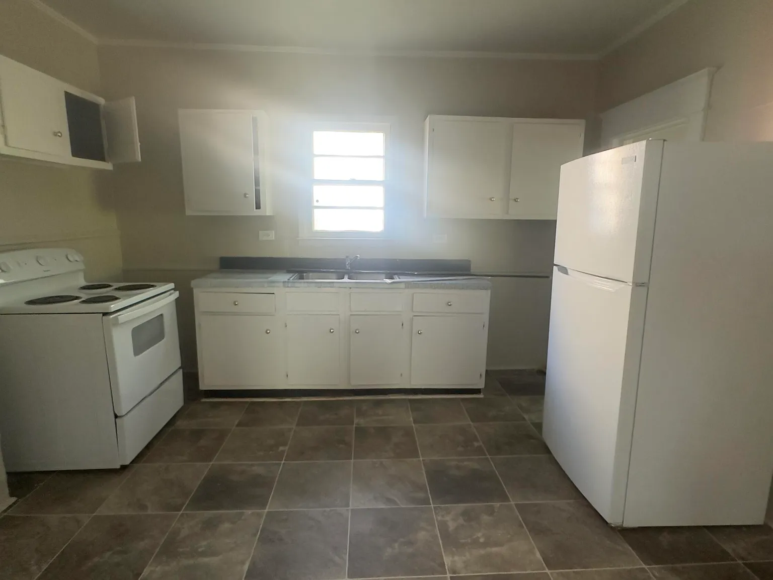 3 bed, 1.0 bath, 1420 sqft, $1,150 — Photo 4