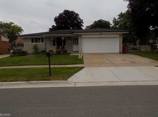 32391 N Cambridge Dr, Fraser, MI 48026
