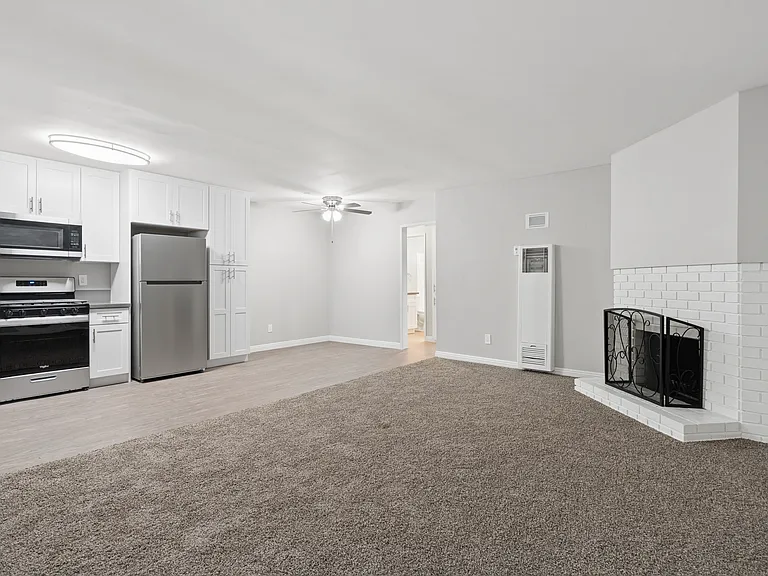 Town Center Apartments — Photo 2