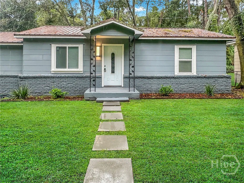 2 bed, 1.0 bath, 990 sqft, $1,600 — Photo 1