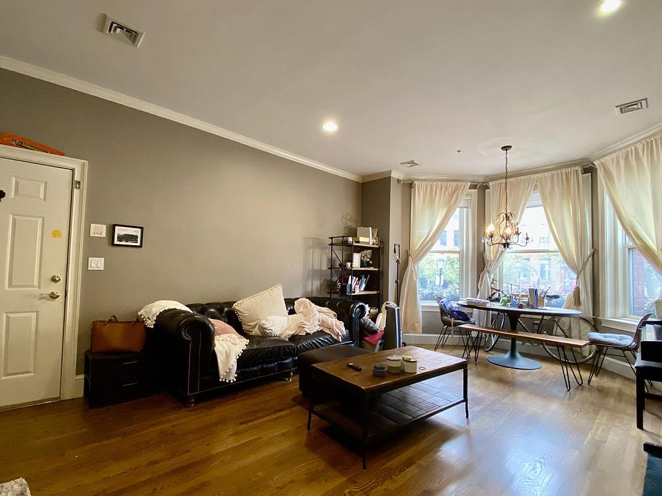 2nd image of 402 Marlborough St