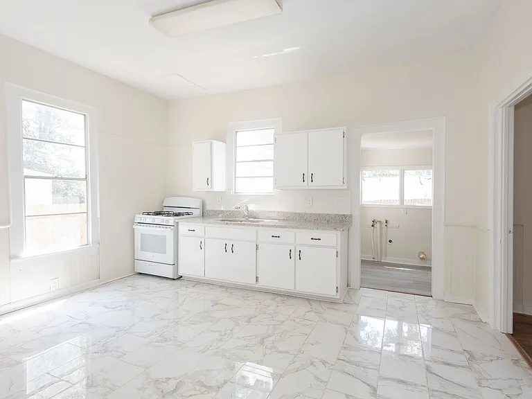 1018 W Broad St — Photo 10