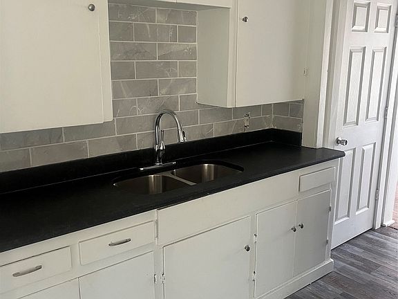 3rd image of 2425 Jeanette St