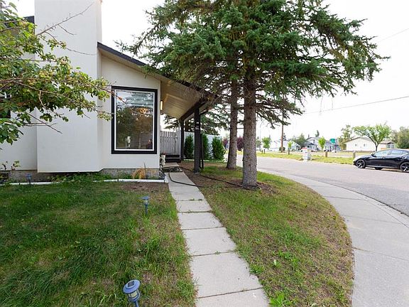4th image of 95 E Castleridge Close NE
