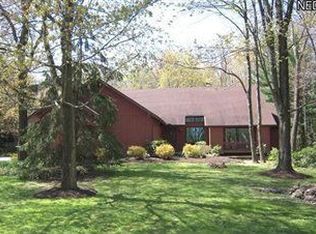 808 Sun Ridge Ln, Chagrin Falls, OH 44022