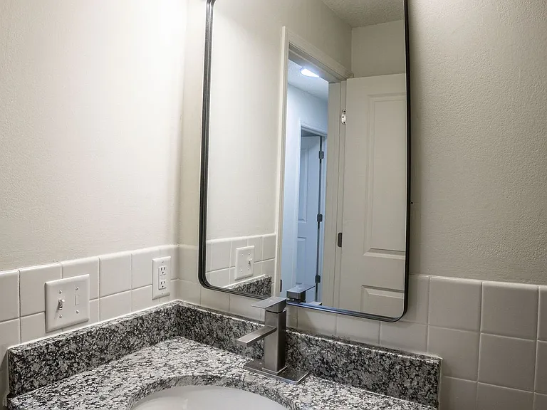 Pointe Apartments — Photo 33