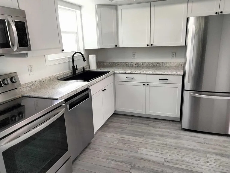 542 Michael St — Photo 2