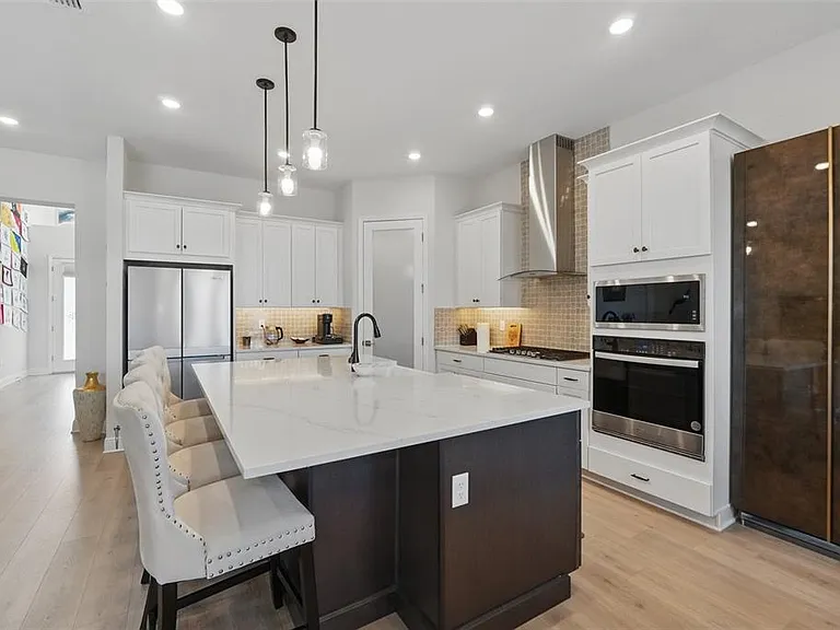 16008 Volterra Point — Photo 13