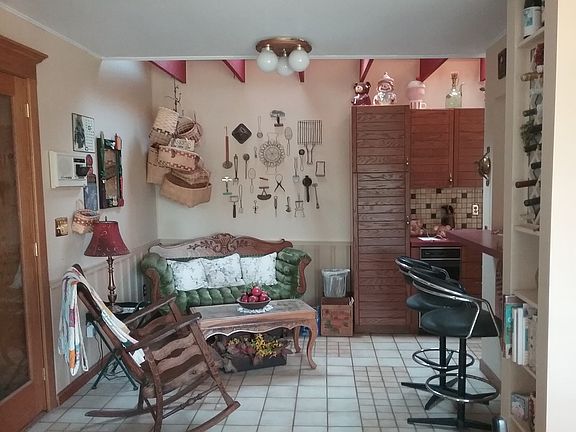 Kitchen gathering room