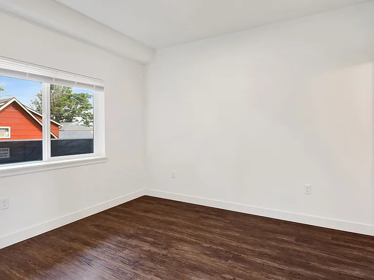 619 E Myrtle St — Photo 26