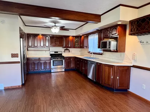 Beautiful cherry kitchen, stainless appliances - 425 Halley Ave